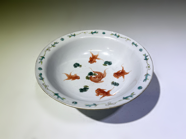 古玩陶瓷清晚期·粉彩外人物內(nèi)魚藻紋折沿大碗拍賣，當(dāng)前價(jià)格7600元