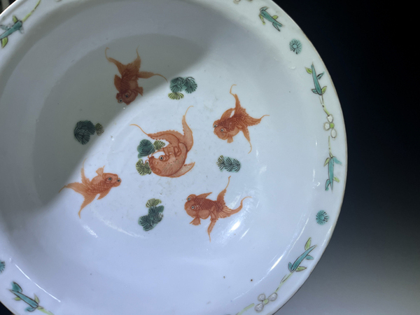 古玩陶瓷清晚期·粉彩外人物內(nèi)魚藻紋折沿大碗拍賣，當(dāng)前價(jià)格7600元