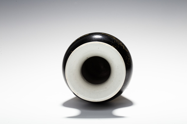 古玩陶瓷晚清·烏金釉描金博古紋觀音瓶拍賣(mài),當(dāng)前價(jià)格388元