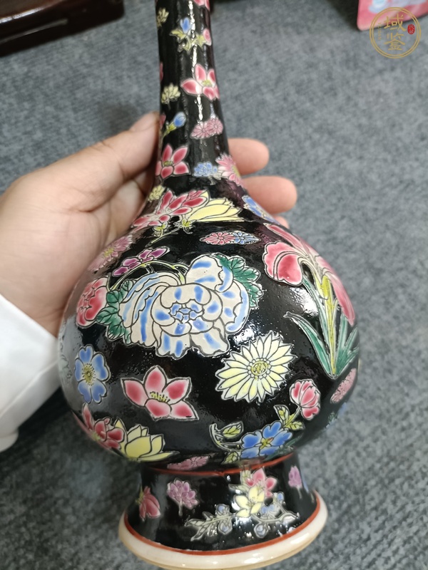 古玩陶瓷墨地粉彩百花瓶真品鑒賞圖