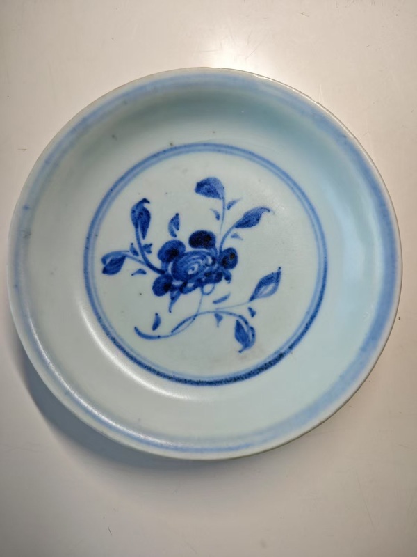 古玩陶瓷明空白期青花折枝花卉紋盤拍賣，當(dāng)前價格9876元