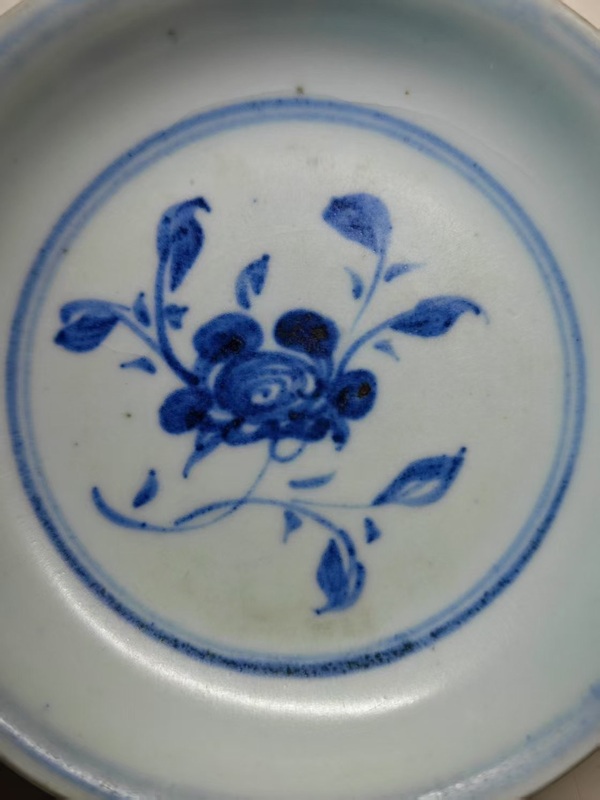 古玩陶瓷明空白期青花折枝花卉紋盤拍賣，當(dāng)前價格9876元