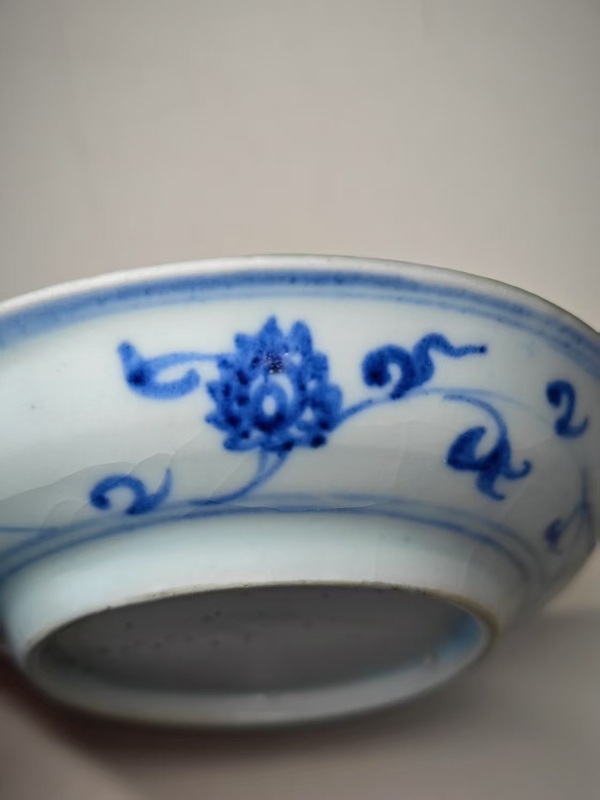 古玩陶瓷明空白期青花折枝花卉紋盤拍賣，當(dāng)前價格9876元