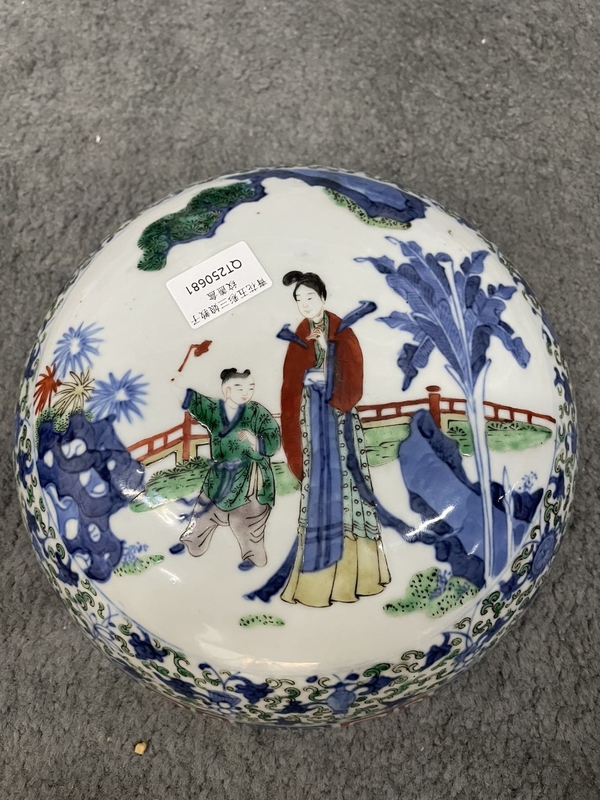 古玩陶瓷清晚期 五彩人物紋捧盒拍賣，當(dāng)前價格26000元