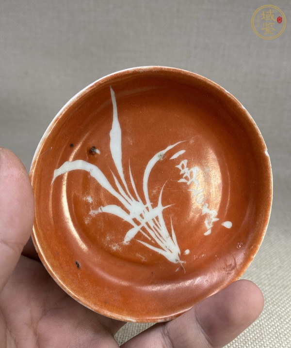 古玩陶瓷珊瑚紅留白蘭花詩文盤真品鑒賞圖