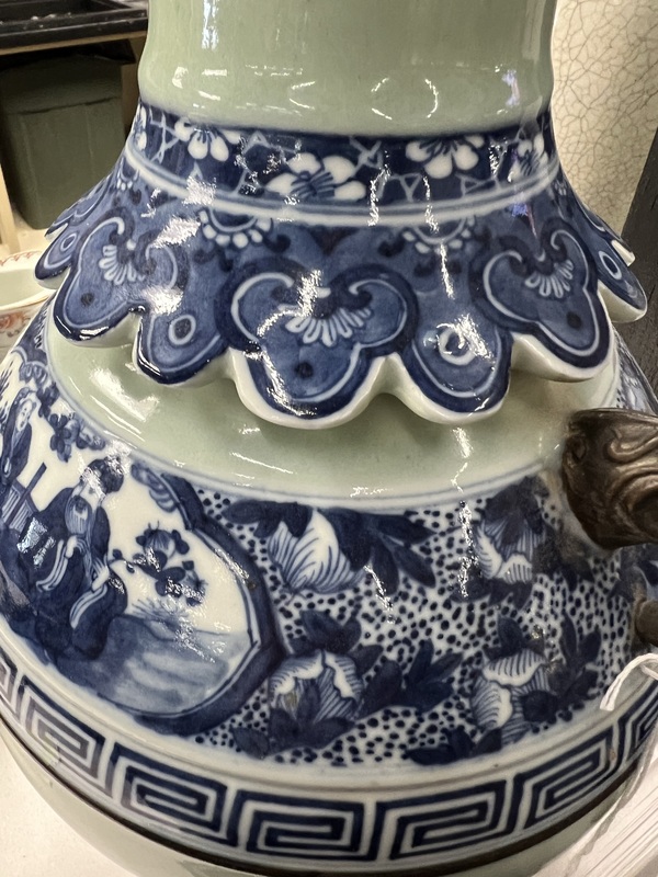 古玩陶瓷豆青青花開窗人物雙耳瓶(嘉道)拍賣,當前價格28000元