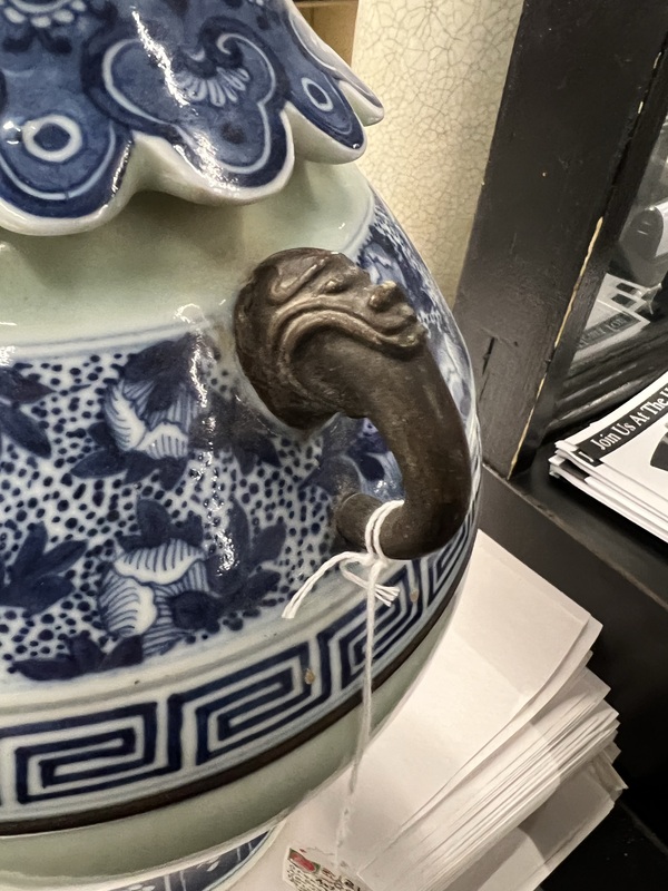 古玩陶瓷豆青青花開窗人物雙耳瓶(嘉道)拍賣,當前價格28000元