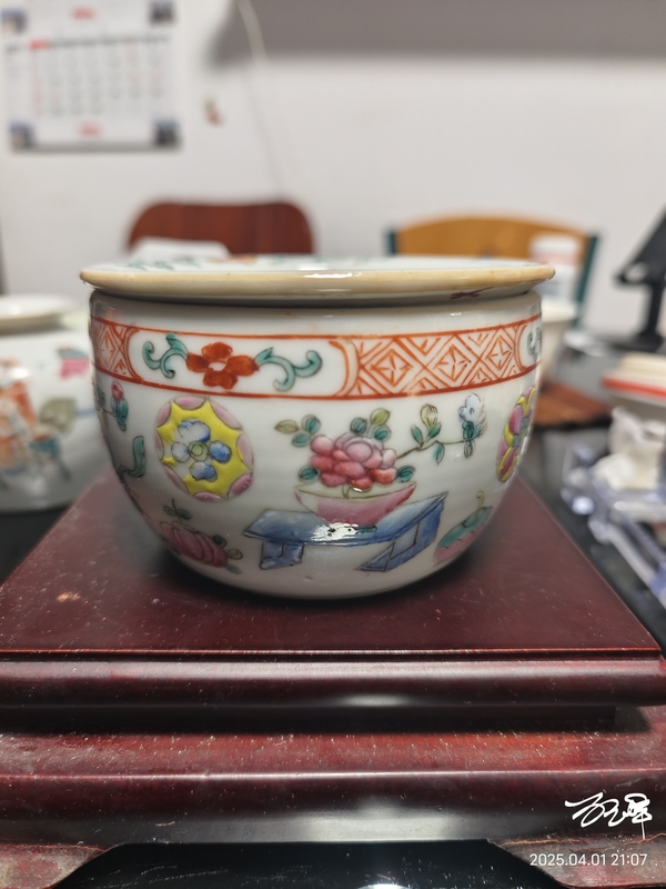 古玩陶瓷民國黑地百花不落地筆舔拍賣，當前價格338元