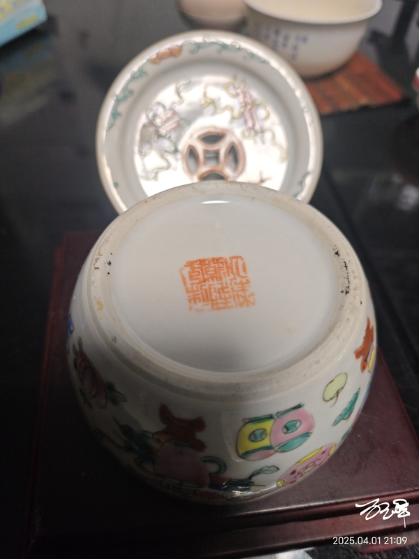 古玩陶瓷民國黑地百花不落地筆舔拍賣，當前價格338元