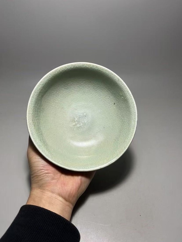 古玩陶瓷精美龍泉青瓷刻花碗拍賣，當(dāng)前價(jià)格3888元