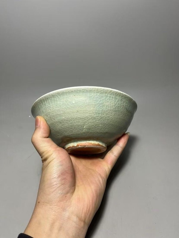 古玩陶瓷精美龍泉青瓷刻花碗拍賣，當(dāng)前價(jià)格3888元