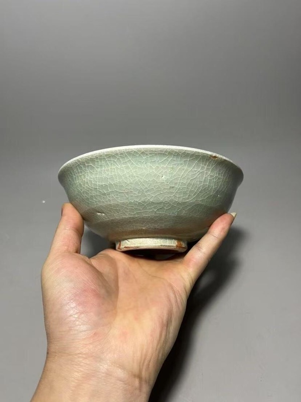 古玩陶瓷精美龍泉青瓷刻花碗拍賣，當(dāng)前價(jià)格3888元