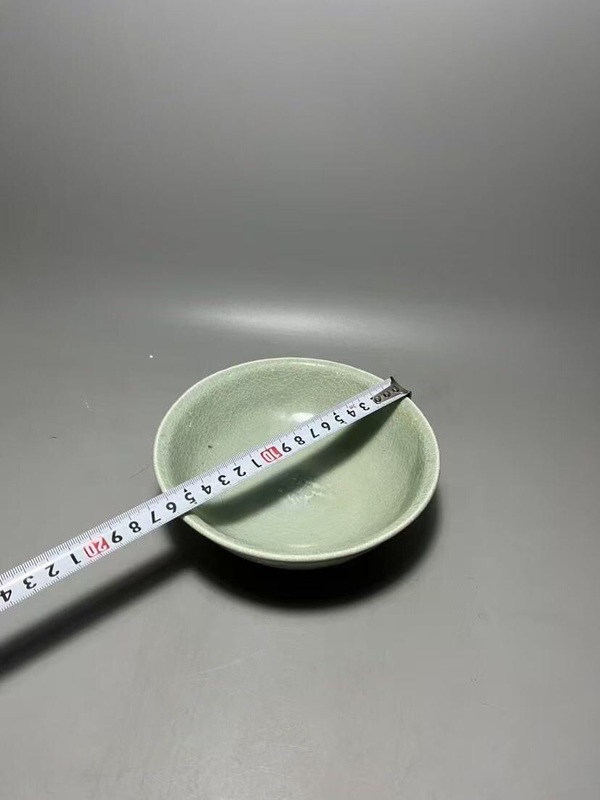 古玩陶瓷精美龍泉青瓷刻花碗拍賣，當(dāng)前價(jià)格3888元