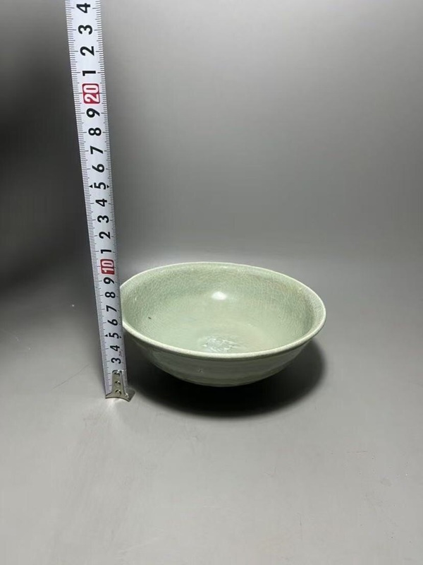 古玩陶瓷精美龍泉青瓷刻花碗拍賣，當(dāng)前價(jià)格3888元