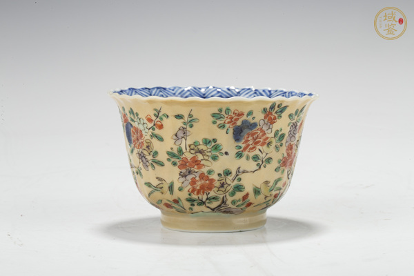 古玩陶瓷清康熙·米黃釉青花五彩花鳥紋花口杯真品鑒賞圖