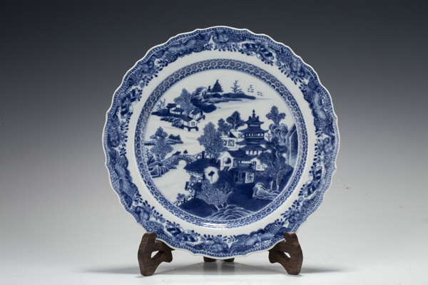古玩轉(zhuǎn)賣清乾隆·青花山水樓閣人物紋花口盤拍賣，當(dāng)前價(jià)格0元