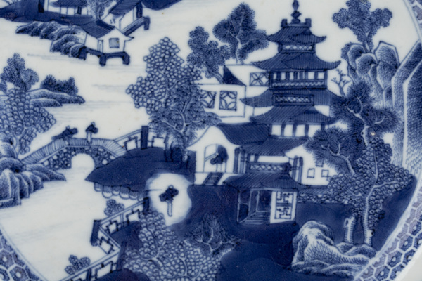 古玩陶瓷清乾隆·青花山水樓閣人物紋花口盤拍賣，當(dāng)前價格588元