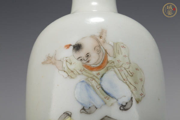 古玩陶瓷民國·粉彩嬰戲紋小瓶真品鑒賞圖