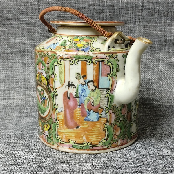 古玩陶瓷人物花鳥(niǎo)蝶紋廣彩提梁壺拍賣(mài)，當(dāng)前價(jià)格1350元