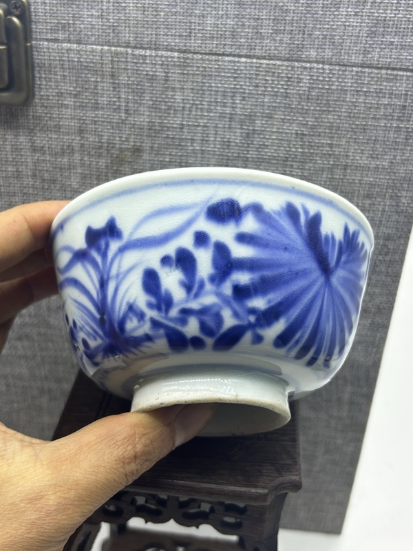 古玩轉(zhuǎn)賣清代.梅蘭菊青花茶碗拍賣,當(dāng)前價格1999元