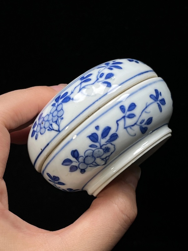 古玩陶瓷康熙花卉紋青花印泥盒拍賣，當(dāng)前價格5800元
