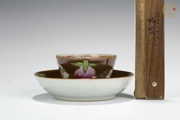 古玩陶瓷清雍正·紫金釉粉彩開窗花卉紋杯碟一套真品鑒賞圖
