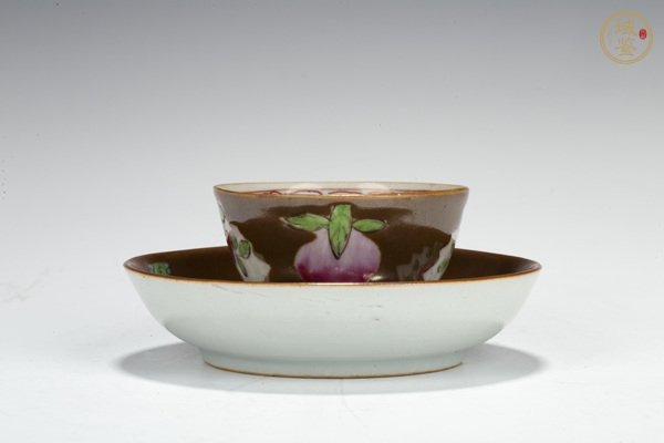 古玩清雍正·紫金釉粉彩開(kāi)窗花卉紋杯碟一套真品鑒賞圖