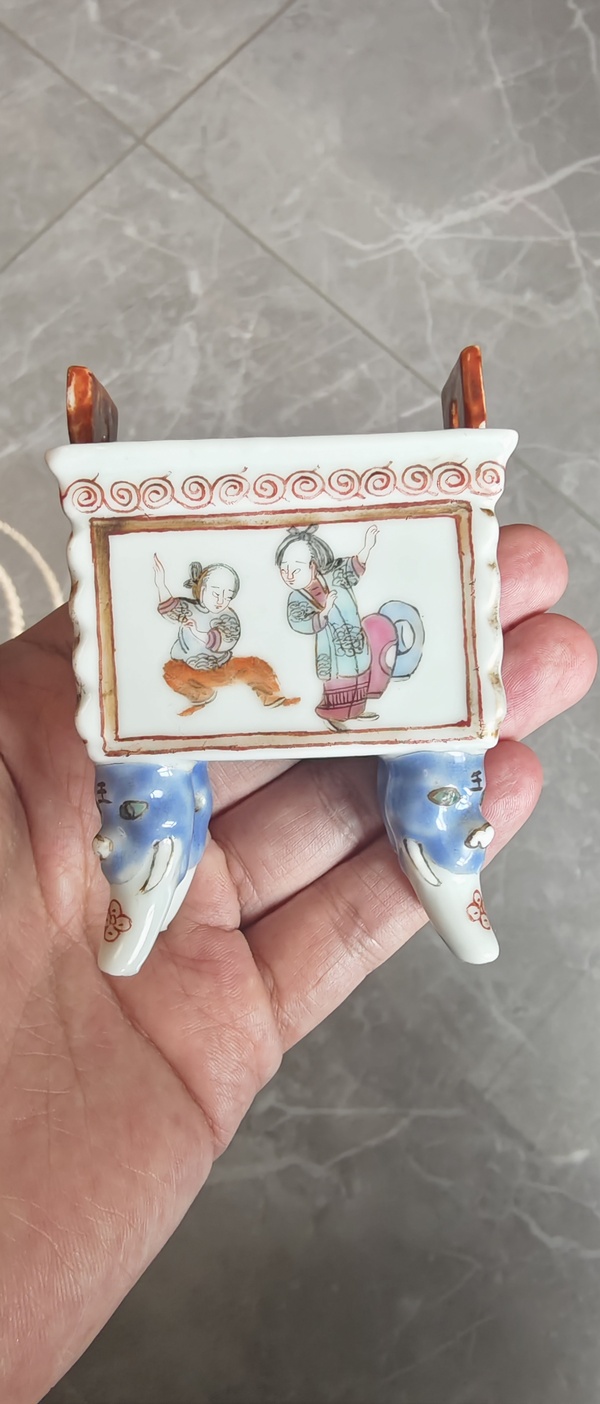古玩轉(zhuǎn)賣(mài)粉彩人物四方爐拍賣(mài),當(dāng)前價(jià)格0元