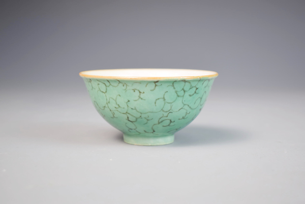 古玩陶瓷清中期粉彩石紋釉茶圓拍賣，當(dāng)前價格138元