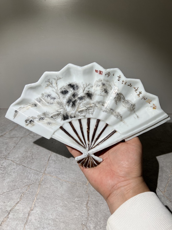 古玩陶瓷（精品）礬紅墨彩山水紋扇形盤拍賣，當前價格3888元