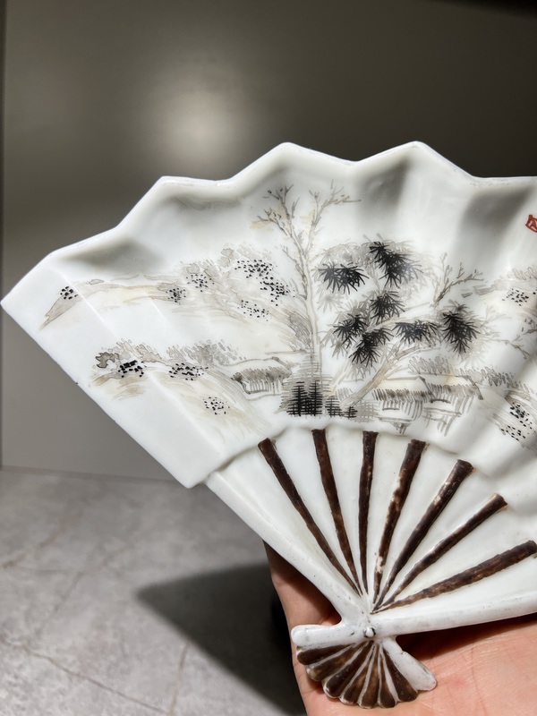 古玩陶瓷（精品）礬紅墨彩山水紋扇形盤拍賣，當前價格3888元