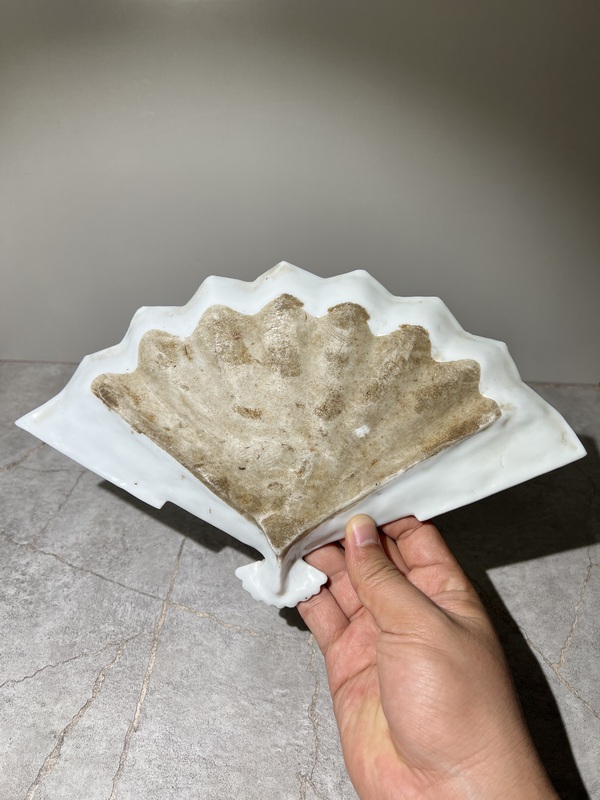 古玩陶瓷（精品）礬紅墨彩山水紋扇形盤拍賣，當前價格3888元