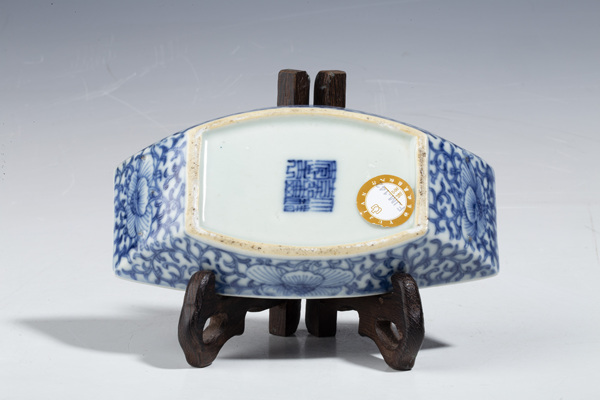 古玩陶瓷清嘉慶·青花纏枝花卉紋茶船拍賣,當(dāng)前價(jià)格3348元