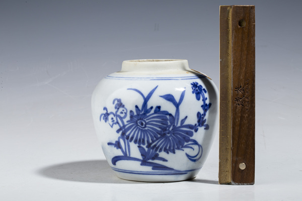 古玩陶瓷清晚·德化窯青花花卉紋小罐拍賣，當(dāng)前價(jià)格200元