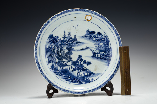 古玩陶瓷清乾隆·青花山水人物紋折沿盤(pán)拍賣(mài)，當(dāng)前價(jià)格2016元