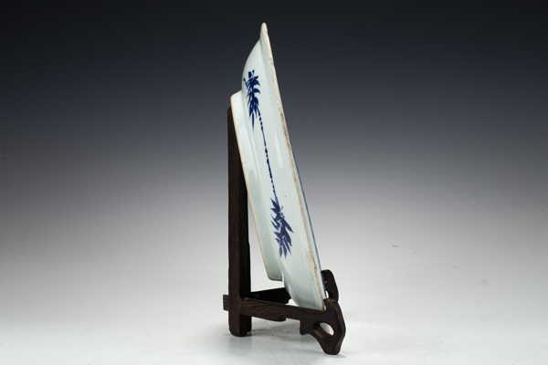 古玩陶瓷清乾隆·青花山水人物紋折沿盤(pán)拍賣(mài)，當(dāng)前價(jià)格2016元