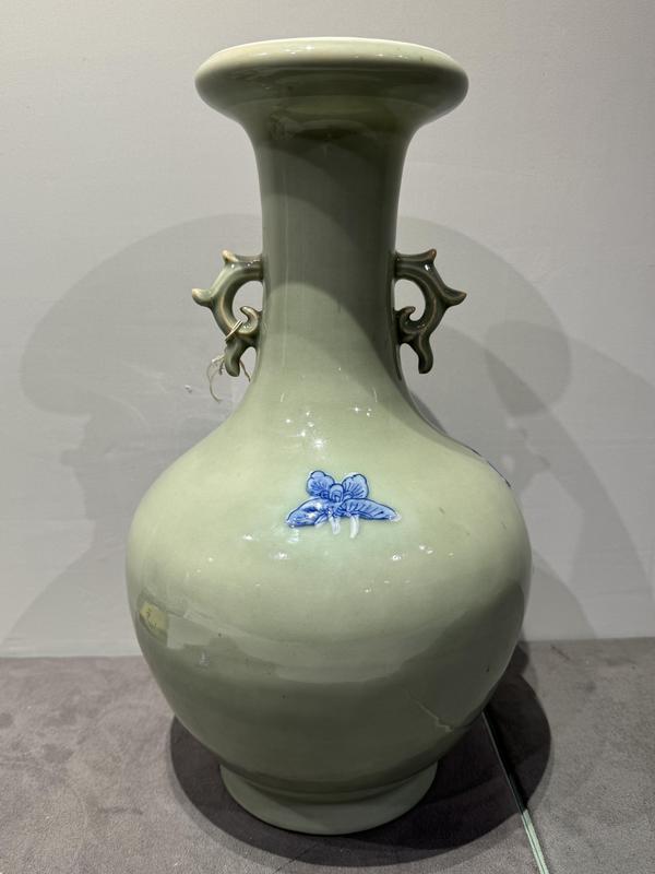 古玩陶瓷(來源佳士得)清中 青花高加白人物雙耳盤口瓶拍賣,當前價格68000元