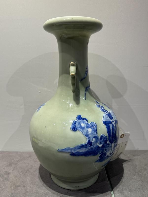 古玩陶瓷(來源佳士得)清中 青花高加白人物雙耳盤口瓶拍賣,當前價格68000元