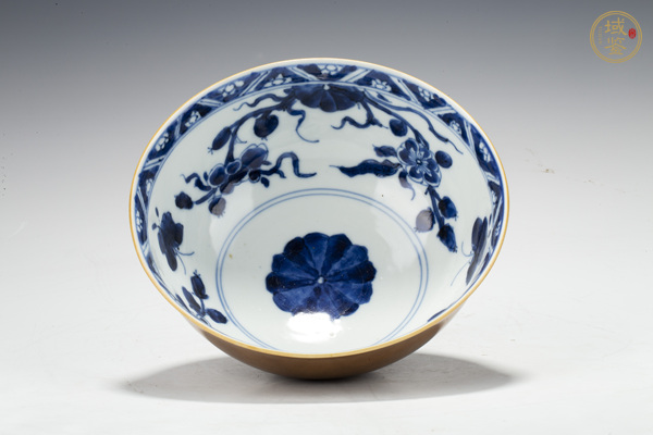 古玩陶瓷清康熙·外紫金釉內青花花蝶紋碗真品鑒賞圖