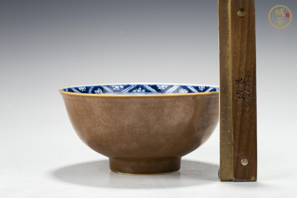 古玩陶瓷清康熙·外紫金釉內青花花蝶紋碗真品鑒賞圖
