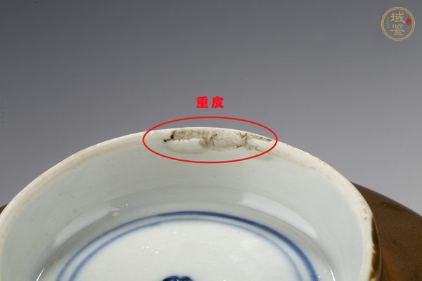 古玩陶瓷清康熙·外紫金釉內青花花蝶紋碗真品鑒賞圖