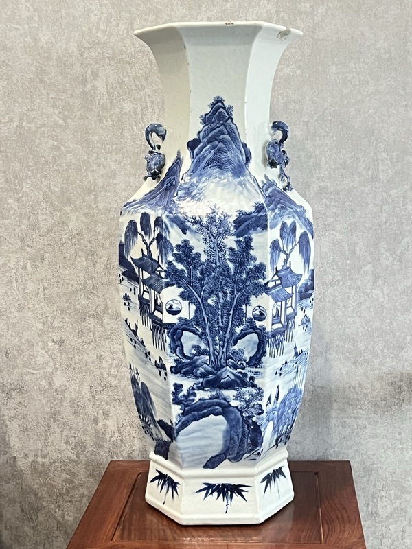 古玩陶瓷青花山水通景紋六方雙耳瓶拍賣,當前價格16000元