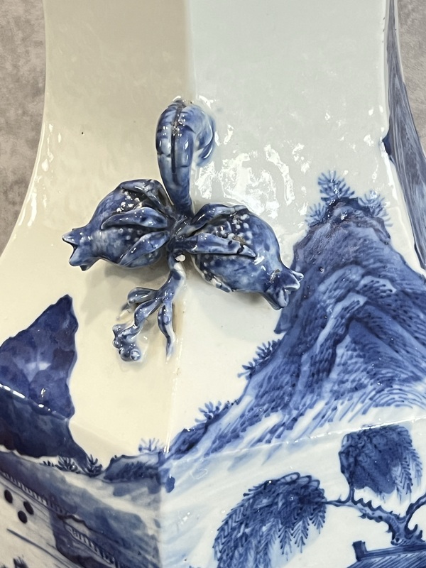 古玩陶瓷青花山水通景紋六方雙耳瓶拍賣,當前價格16000元