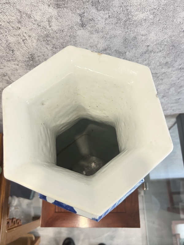 古玩陶瓷青花山水通景紋六方雙耳瓶拍賣,當前價格16000元