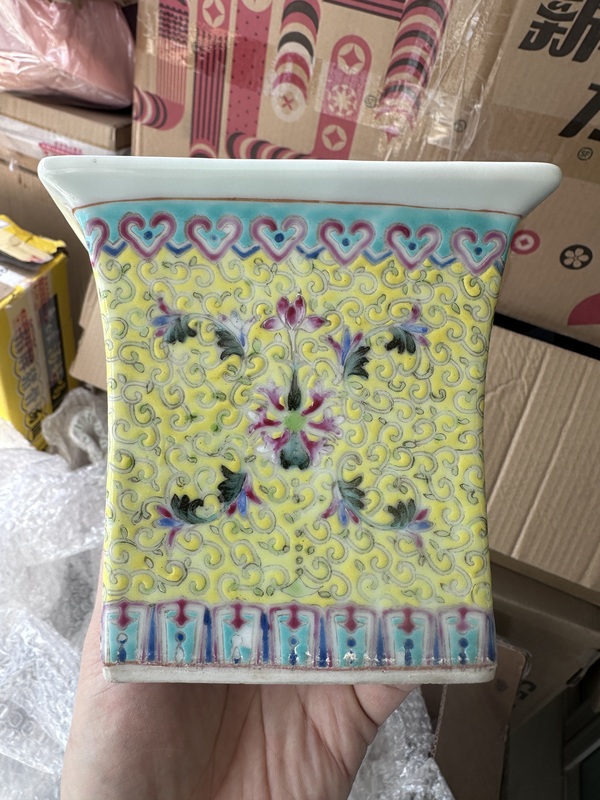 古玩陶瓷黃地粉彩花鳥紋花盆拍賣，當(dāng)前價(jià)格3500元
