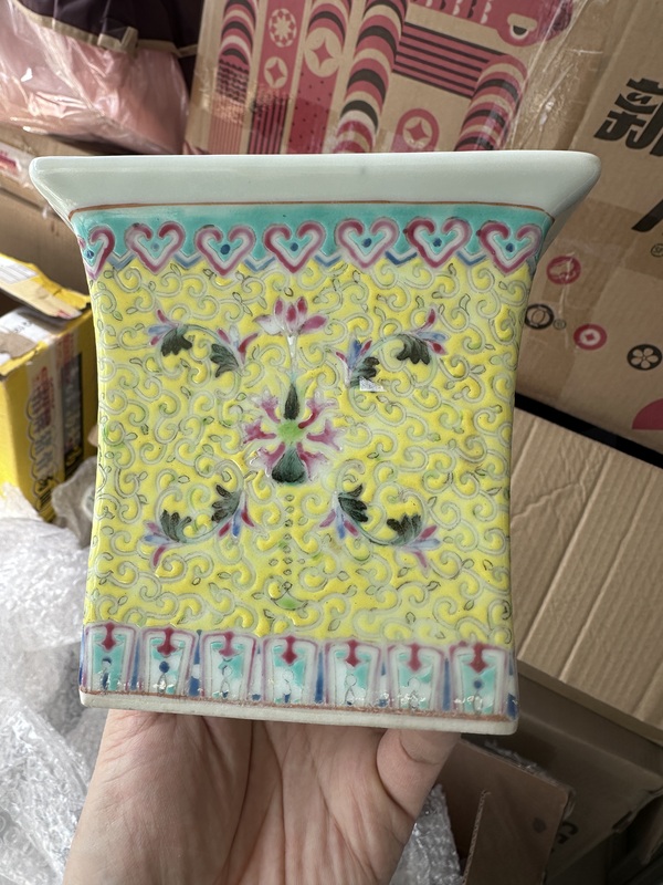 古玩陶瓷黃地粉彩花鳥紋花盆拍賣，當(dāng)前價(jià)格3500元