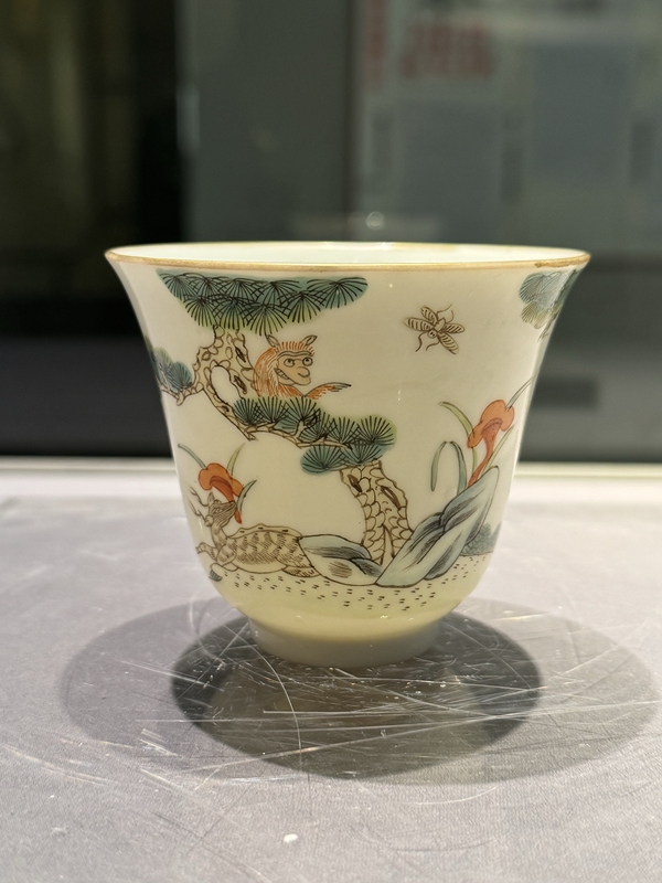古玩轉(zhuǎn)賣粉彩杯拍賣，當(dāng)前價(jià)格2288元