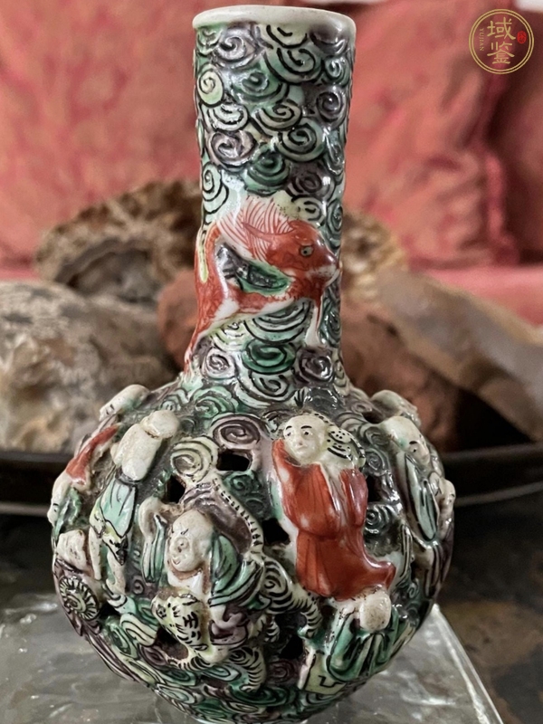 古玩陶瓷素三彩雕瓷瓶真品鑒賞圖