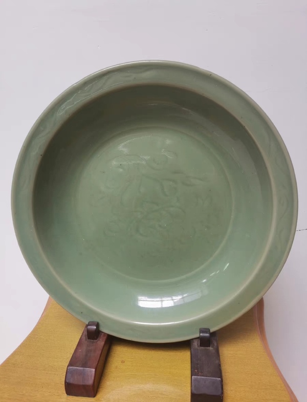 古玩轉賣明代·青釉暗刻花卉紋折沿大盤拍賣，當前價格4500元