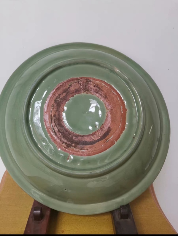 古玩陶瓷明代·青釉暗刻花卉紋折沿大盤拍賣，當前價格46000元